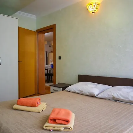 Okuka Apartment Split