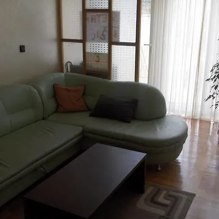 Okuka Apartment Split